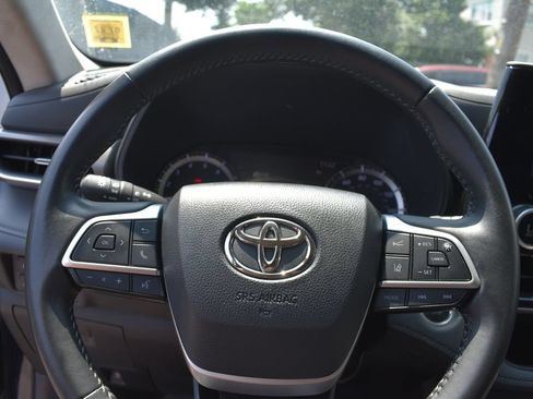 Used 2025 Toyota Highlander LE FWD image 13