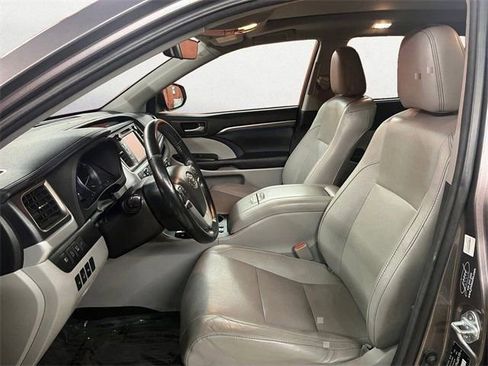 Used 2017 Toyota Highlander Limited Platinum image 9