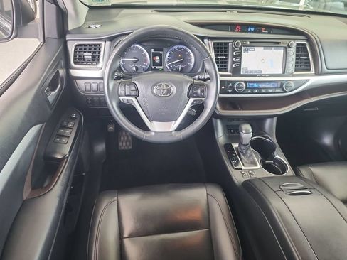 Used 2019 Toyota Highlander XLE AWD/4WD image 10