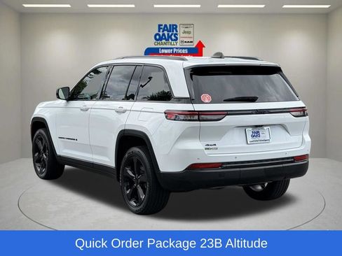 Used 2023 Jeep Grand Cherokee Altitude AWD/4WD image 9