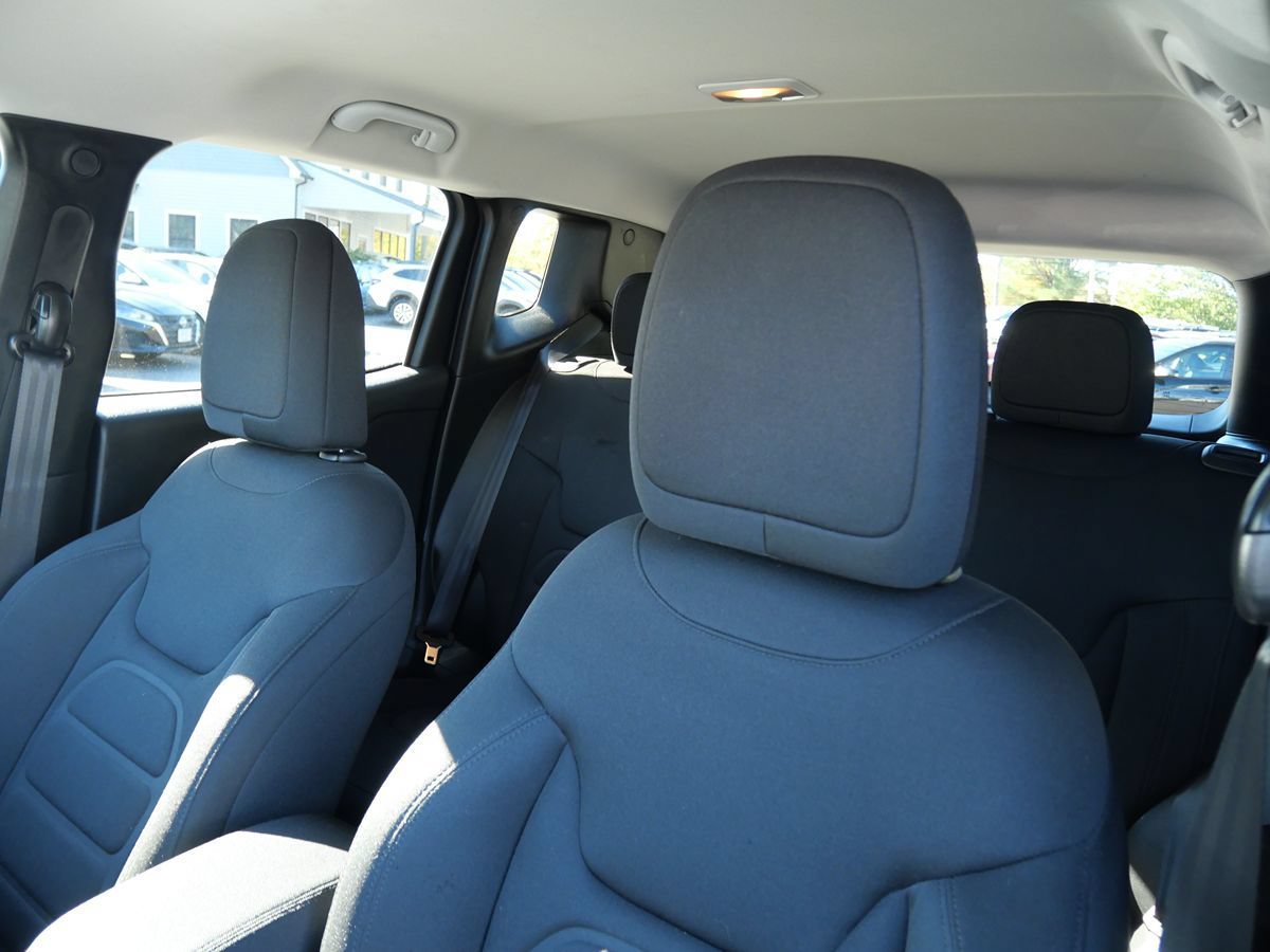 Used 2021 Jeep Renegade Latitude AWD/4WD image 11