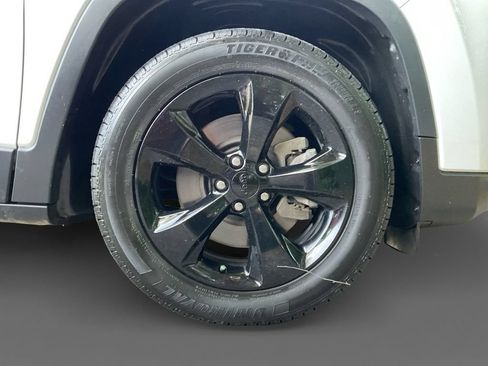 Used 2021 Jeep Cherokee Latitude Plus FWD image 16