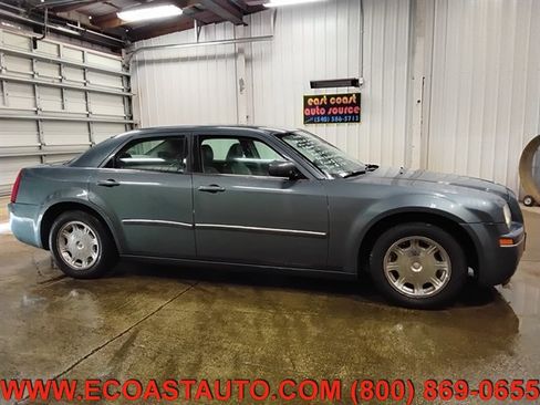 Used 2006 Chrysler 300 Touring RWD image 2