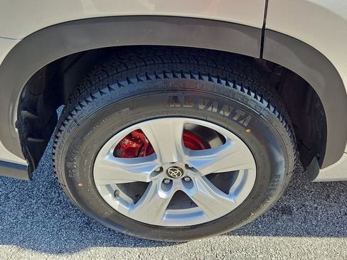 Used 2023 Toyota Highlander LE image 12