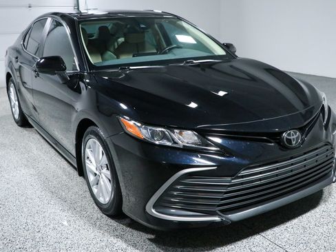 Used 2023 Toyota Camry LE FWD image 5
