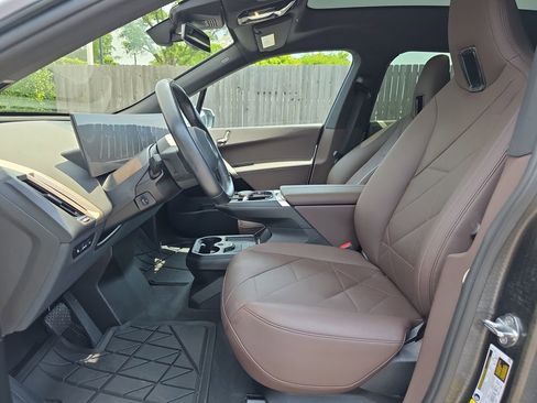 Used 2024 BMW iX xDrive50 w/ Sport Package AWD/4WD image 10