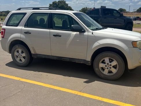 Used 2010 Ford Escape XLS FWD image 2