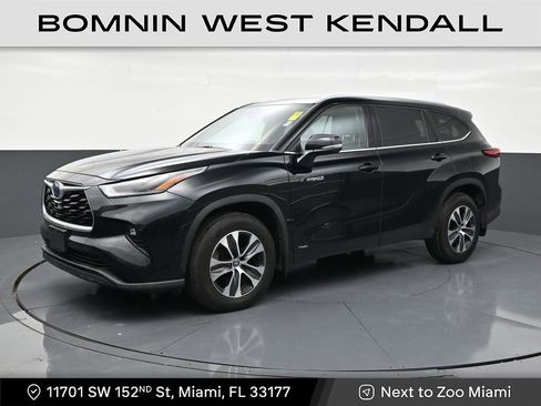 Used 2021 Toyota Highlander XLE AWD/4WD image 1
