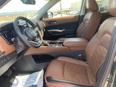 Used 2025 Nissan Pathfinder Platinum w/ Black Appearance Package FWD image 25