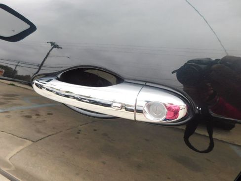 Used 2017 Maserati Levante w/ Luxury Package image 13