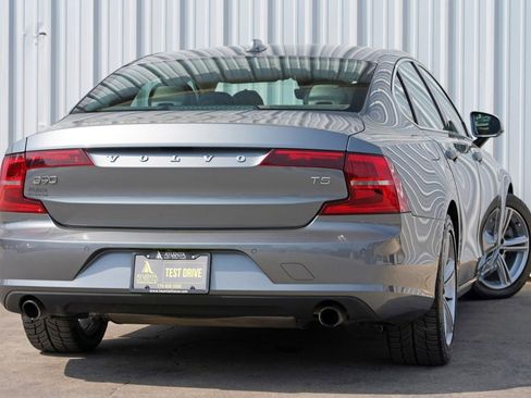 Used 2017 Volvo S90 T5 Momentum w/ Convenience Package image 4