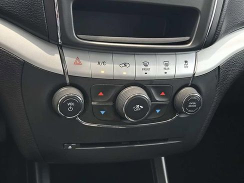 Used 2019 Dodge Journey SE image 26