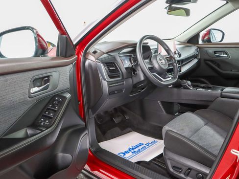 Used 2023 Nissan Rogue SV image 3