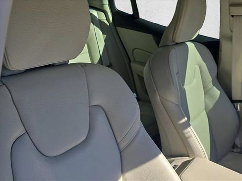 Used 2024 Volvo S60 B5 Plus image 19