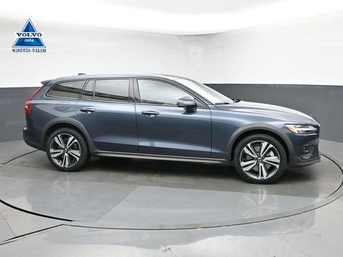Used 2025 Volvo V60 B5 Cross Country Plus AWD/4WD image 1