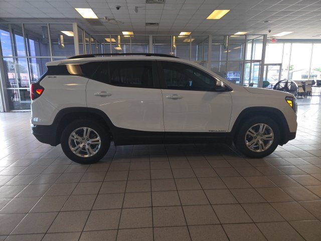 Used 2022 GMC Terrain SLE w/ Driver Convenience Package FWD image 9
