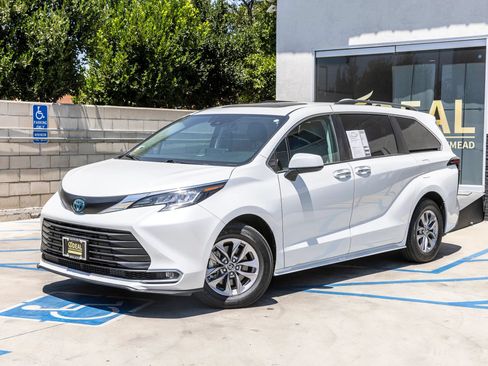 Used 2023 Toyota Sienna XLE FWD image 7