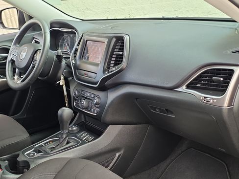 Used 2019 Jeep Cherokee Latitude w/ Popular Appearance Group AWD/4WD image 28