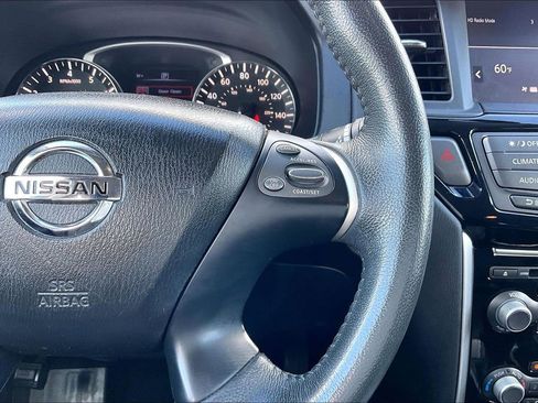 Used 2017 Nissan Pathfinder SV image 11