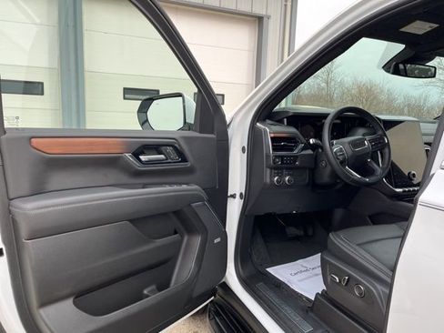 Used 2025 GMC Yukon XL Denali image 9