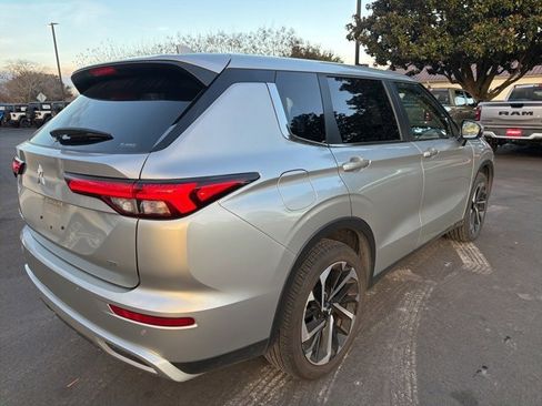 Used 2024 Mitsubishi Outlander SE Black Edition image 3