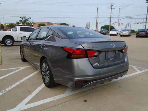 Used 2024 Nissan Altima 2.5 SV FWD image 7
