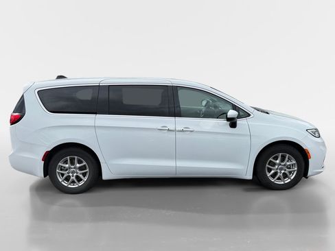 Used 2023 Chrysler Pacifica Touring-L image 3