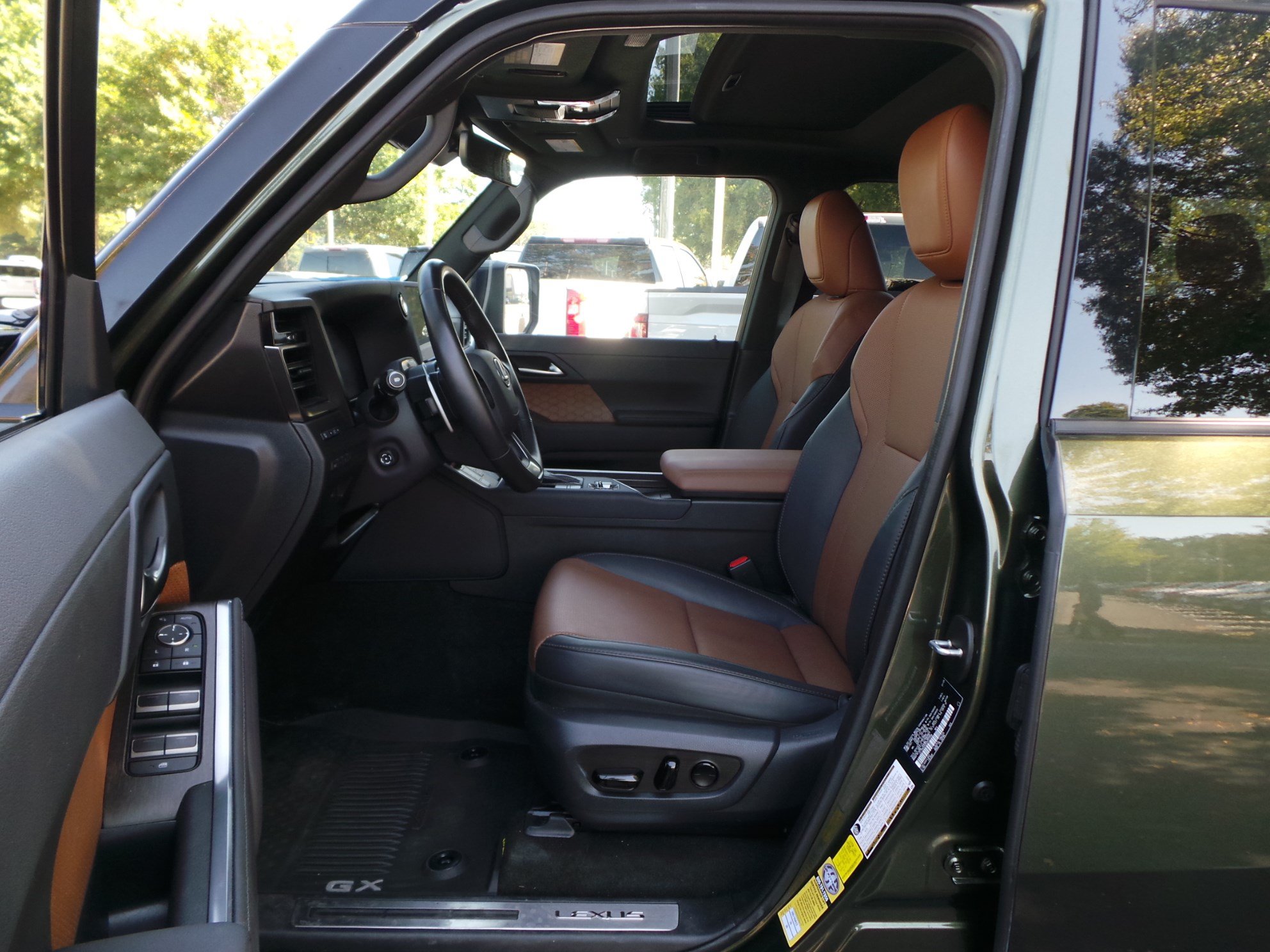 Used 2025 Lexus GX 550 w/ Accessory Package (2T) AWD/4WD image 32