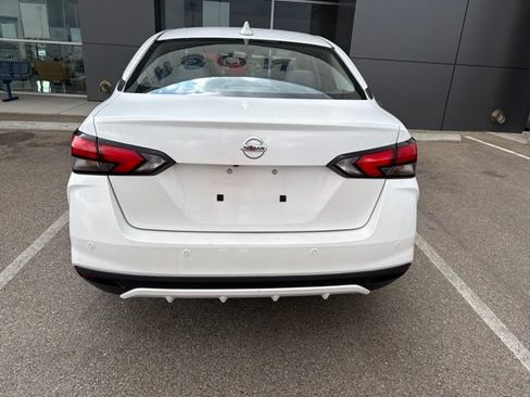 Used 2022 Nissan Versa SV FWD image 4
