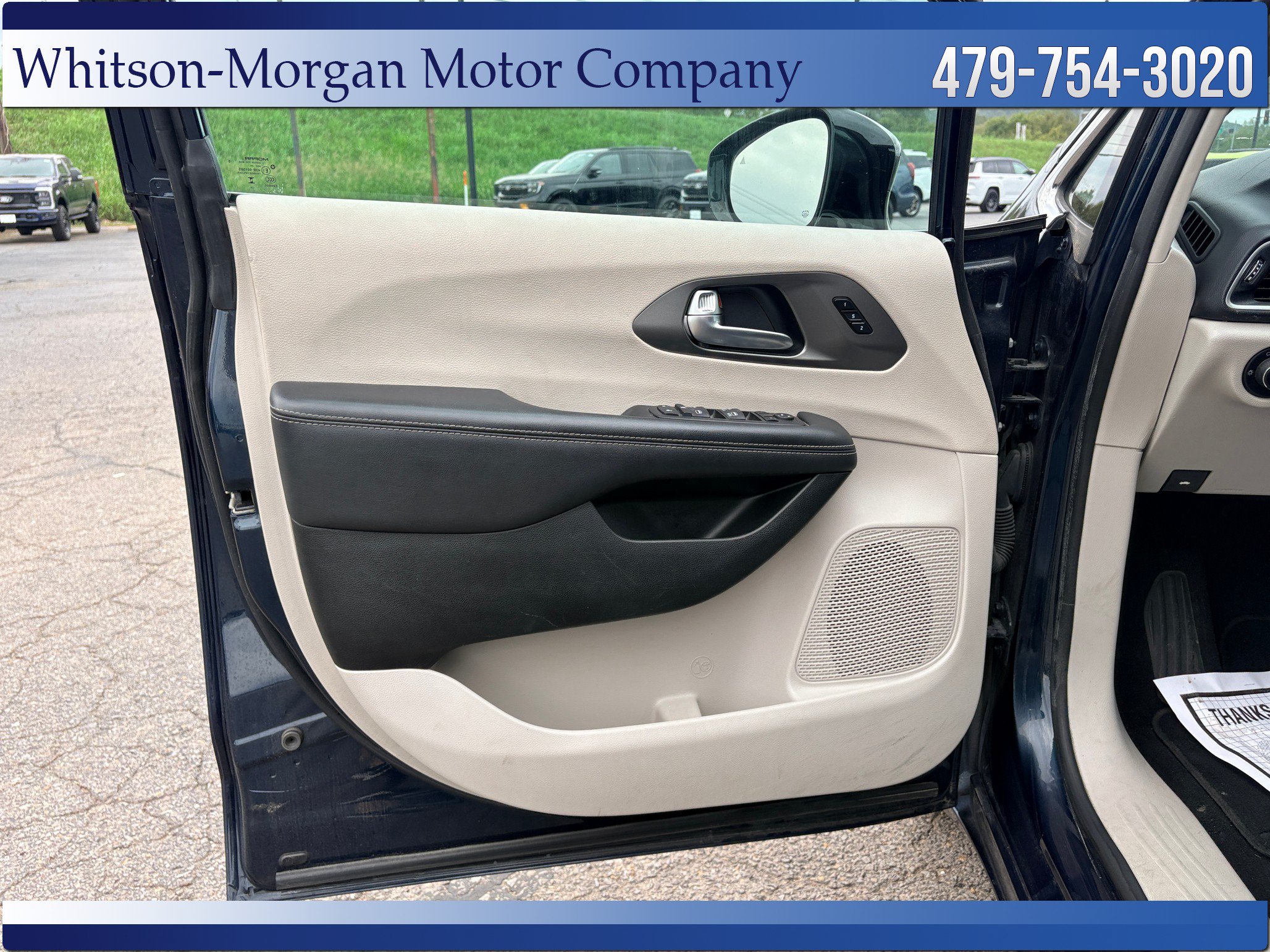 Used 2024 Chrysler Pacifica Touring-L FWD image 11
