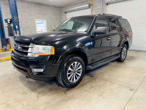 Used 2017 Ford Expedition XLT image 2