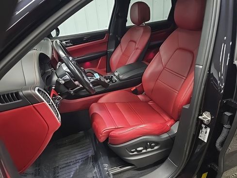 Used 2022 Porsche Cayenne Platinum Edition image 31