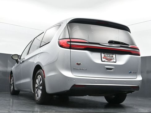 Used 2023 Chrysler Pacifica Touring-L FWD image 38