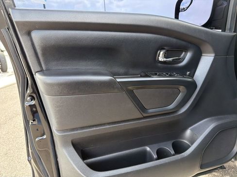 Used 2018 Nissan Titan SV w/ SV Convenience Package image 11