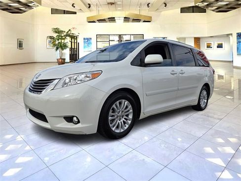 Used 2015 Toyota Sienna XLE Premium image 3