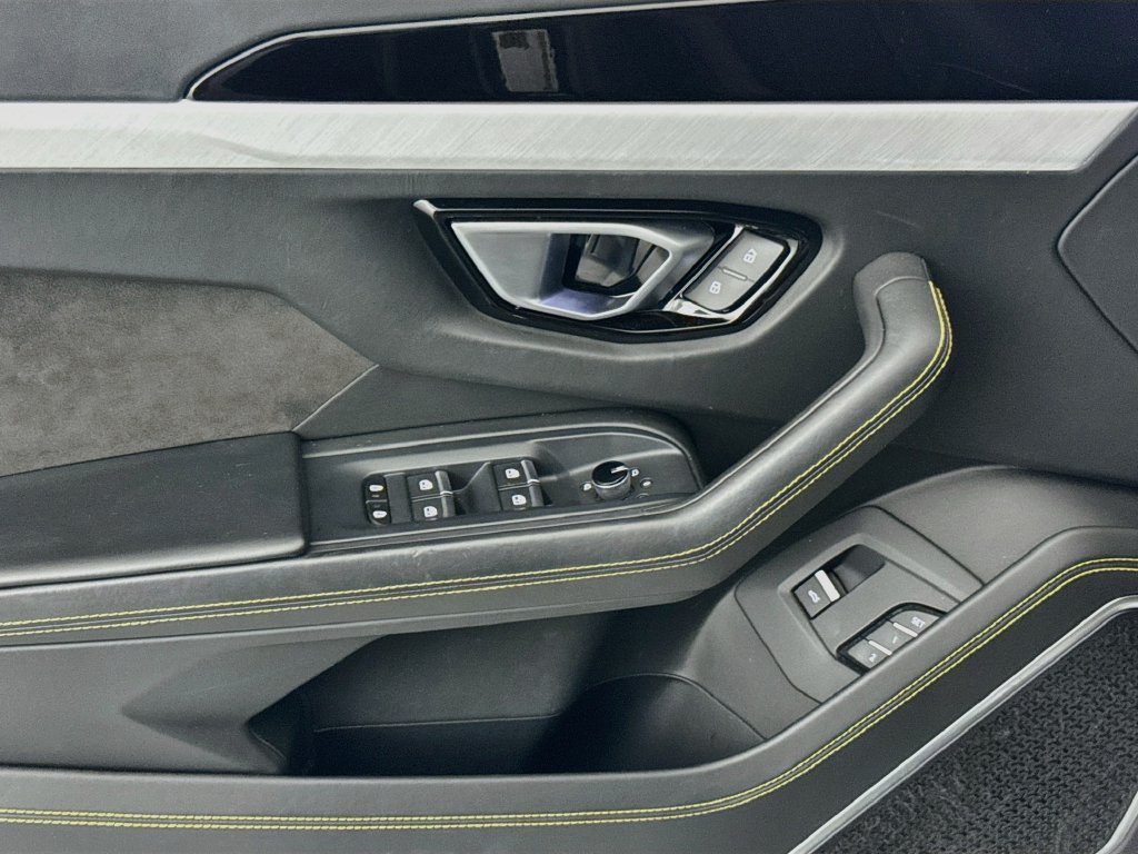 Used 2022 Lamborghini Urus AWD/4WD image 18