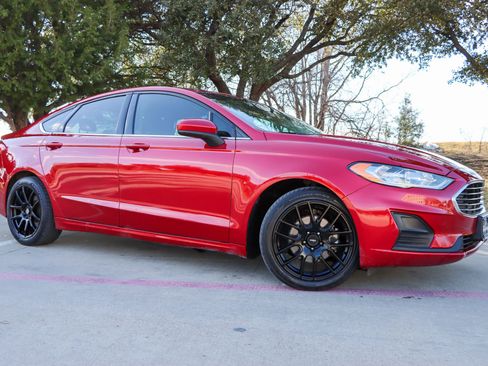 Used 2020 Ford Fusion SE FWD image 1