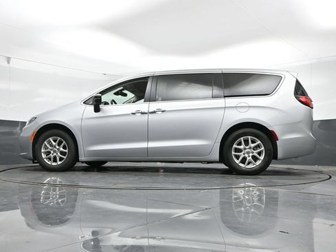 Used 2024 Chrysler Pacifica Touring-L FWD image 46