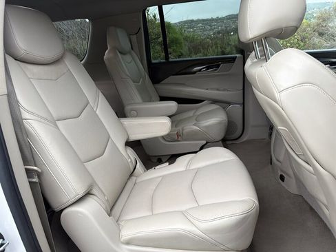 Used 2019 Cadillac Escalade ESV Luxury image 16