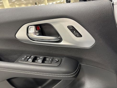 Used 2025 Chrysler Pacifica Limited image 30