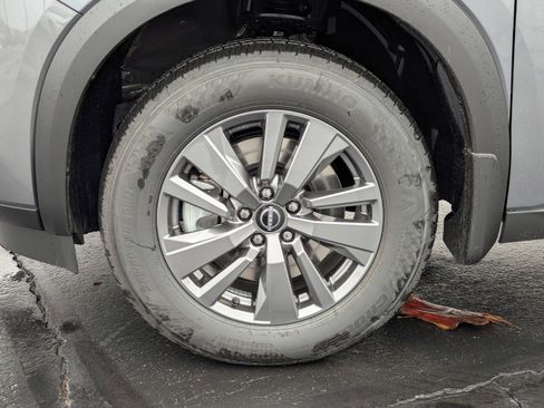 New 2025 Nissan Pathfinder SV image 9