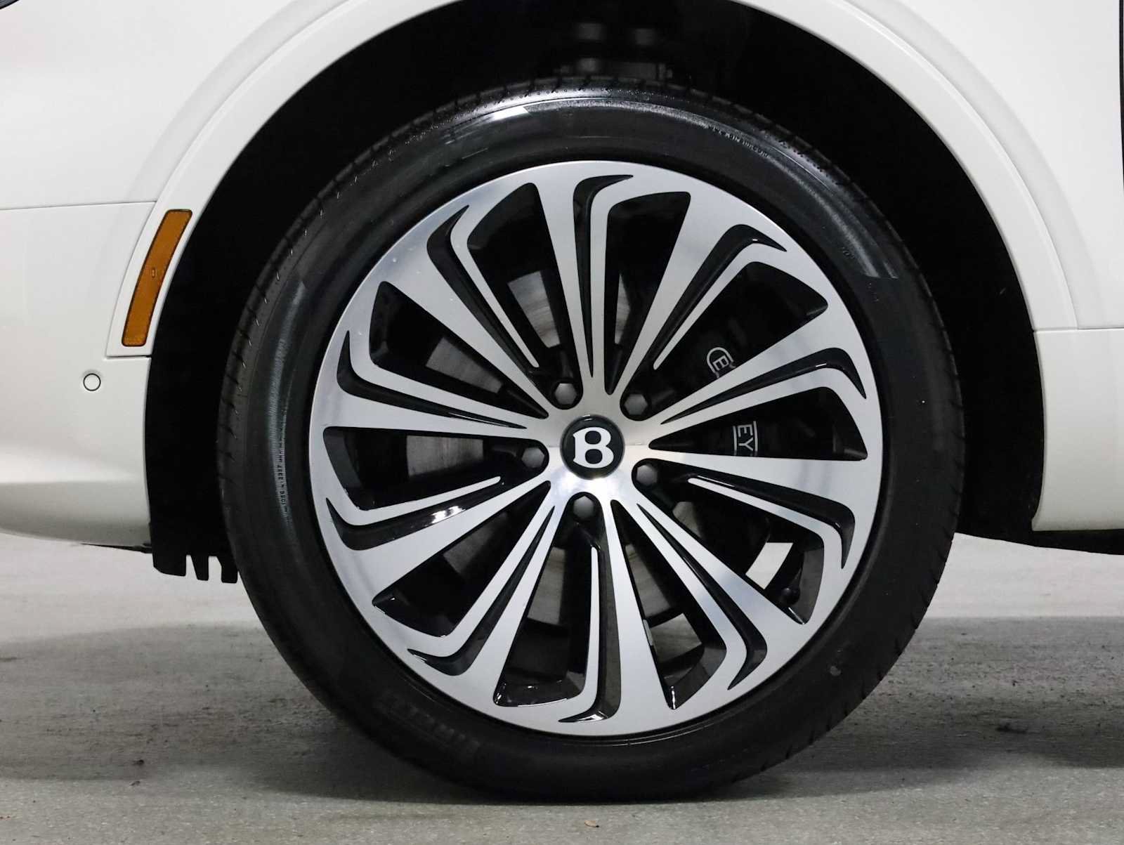 Used 2024 Bentley Bentayga AWD/4WD image 38