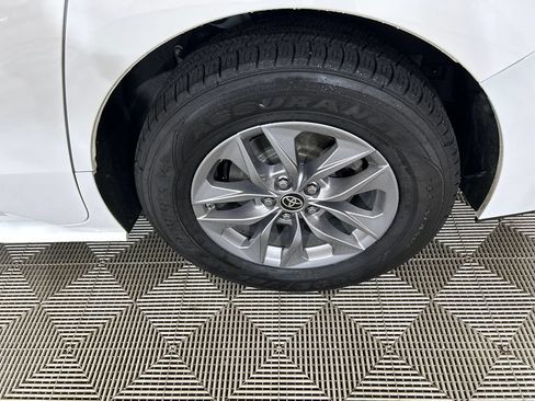 Used 2023 Toyota Sienna LE AWD/4WD image 10