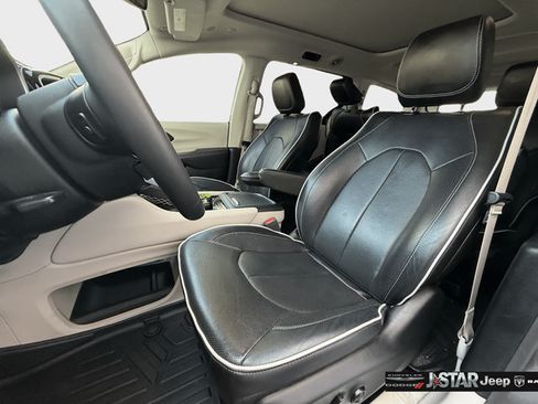Used 2023 Chrysler Pacifica Limited FWD image 10