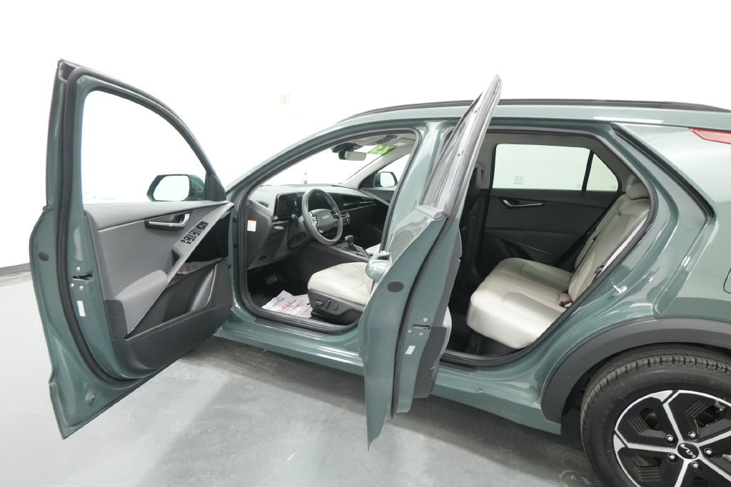 Used 2023 Kia Niro EX FWD image 18