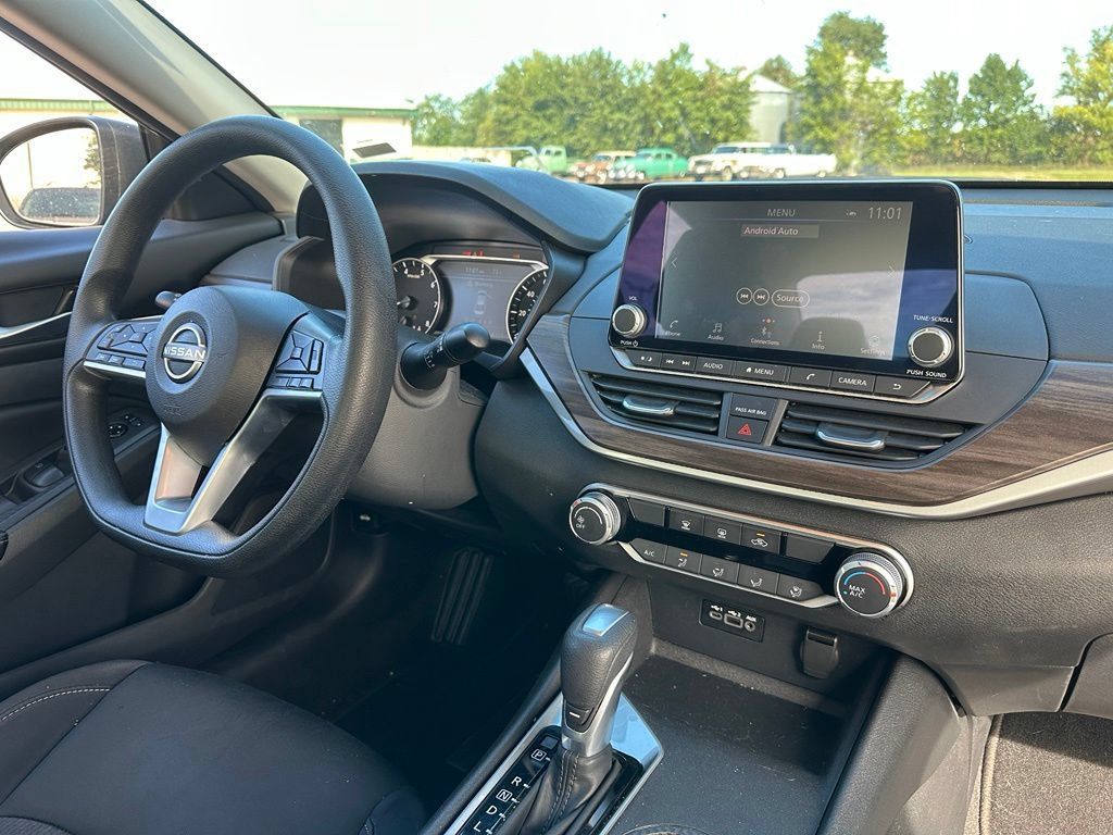 Used 2025 Nissan Altima 2.5 SV AWD/4WD image 31
