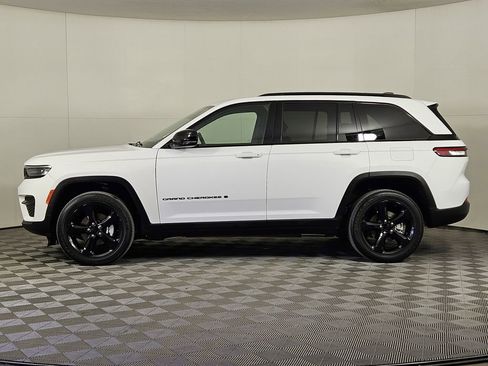 Used 2023 Jeep Grand Cherokee Altitude image 2