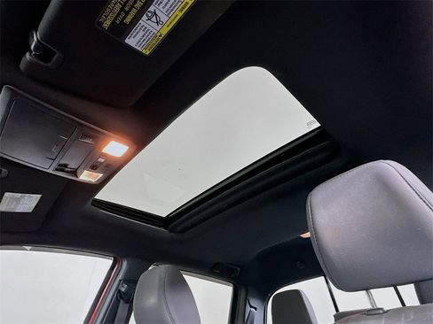 Used 2017 Toyota Tacoma TRD Sport image 11