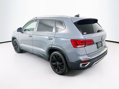 Used 2022 Volkswagen Taos SE w/ Panoramic Sunroof Package FWD image 5