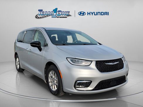 Used 2024 Chrysler Pacifica Touring-L image 1
